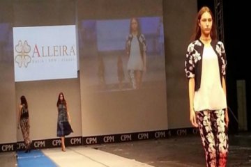 Model Slowakia peragakan batik Alleira