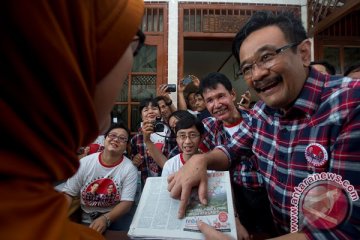 Ibu-ibu Kalisari foto salam dua jari bersama Djarot