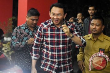 Ahok bagi-bagi kartu nama ke warga