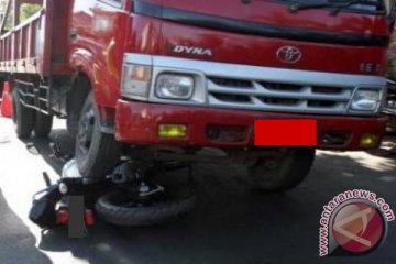 Pengendara motor tewas tertabrak truk tronton di Jalan S Parman