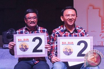 Bagi pin hingga foto warnai kampanye Ahok-Djarot