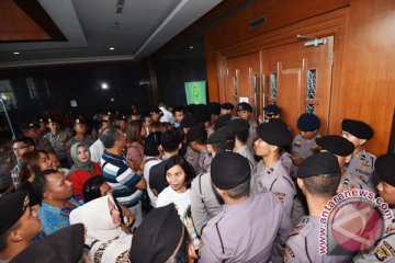 Pendukung Mirna dan Jessica saling teriak, polisi turun tangan