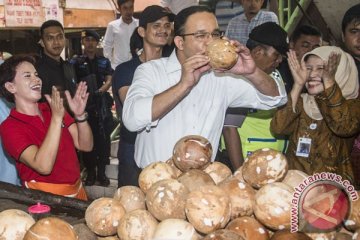 Blusukan melawan gerimis, Anies bilang "hujan itu berkah"