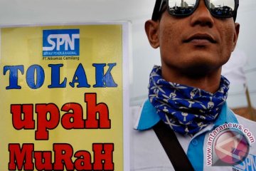 Massa buruh jalan kaki ke Balaikota DKI Jakarta