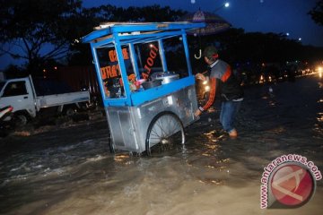 Banjir di jalur Bandung-Garut masih setinggi 50 cm