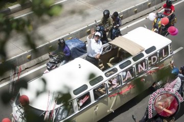 Anies-Sandi pawai kampanye damai naik VW Combi