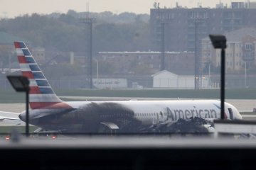 Lagi insiden penumpang pesawat di AS, American Airlines minta maaf