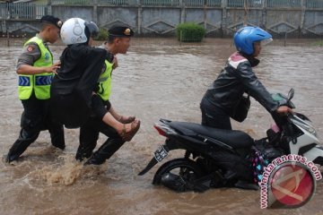 Polisi evakuasi kendaraan terjebak banjir Kahatex