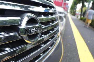 Nissan Sentra diangkat setelah terendam di sungai 28 tahun