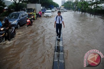 Sejumlah titik jalan perkotaan Karawang banjir