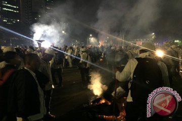 Demonstran bakar sampah untuk tarik perhatian media