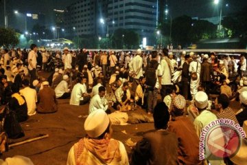 Demonstran shalat jamaah di depan DPR