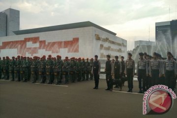 TNI-Polri siaga di pintu utama DPR