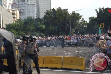 Massa unjuk rasa berjalan kaki bubarkan diri