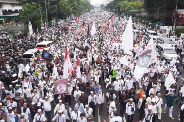 Depan Istana Merdeka jadi penuh batu dan sampah