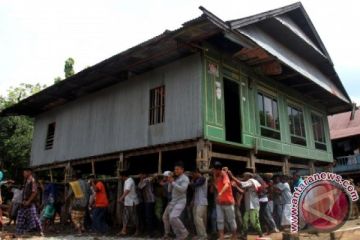 TRADISI PINDAHKAN RUMAH PANGGUNG