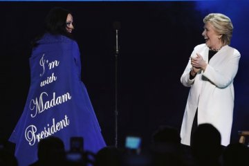 Hillary Clinton hadiri acara penganugerahan Katy Perry 