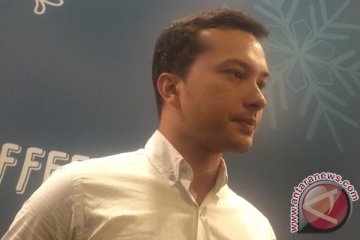 Nicholas Saputra bawa kopi saat travelling