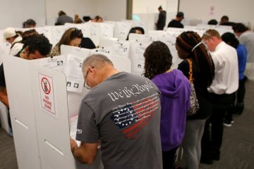Tempat pemungutan suara di California ditutup setelah insiden penembakan