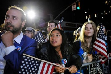 Pendukung Hillary Clinton bereaksi atas hasil Pemilu 2016