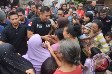 Hujan deras, Agus Yudhoyono temui warga Cilincing