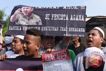 Warga dan kader PDIP bubarkan pendemo anti-Ahok