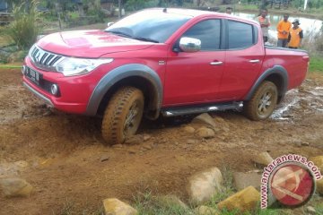 Pengguna Triton uji kendaraan di lintasan off-road