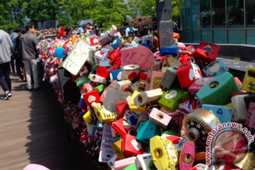 Mengabadikan cinta di Menara Namsan, Seoul