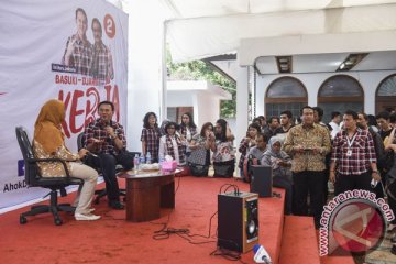 Pendukung menangis setelah mengetahui Ahok tersangka