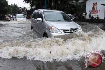 Jalan Meruya Selatan Jakbar tergenang 50cm setelah hujan deras Minggu sore