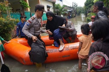 Ribuan warga korban banjir Karawang mengungsi