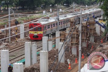 Seorang pria nyaris tewas setelah tersedot ke rel bertegangan tinggi