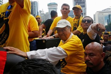 Kuala Lumpur dipenuhi demonstran kaos merah dan kaos kuning