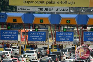 Arus kendaraan melalui Gerbang Tol Ciawi lengang