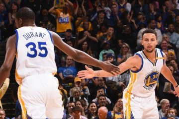 Curry-Durant-Thompson cetak 85 poin, Warriors benamkan Lakers 149-106