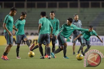 Timnas Indonesia dihadiahi buah saat latihan