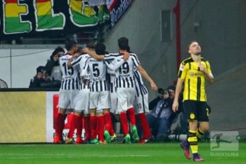 Frankfurt jungkalkan Dortmund 2-1