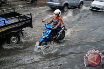 Jalan-jalan di Pekanbaru tergenang pada malam tahun baru