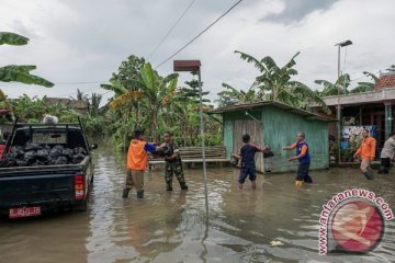 Polisi buka-tutup jalan Kroya-Yogyakarta karena banjir