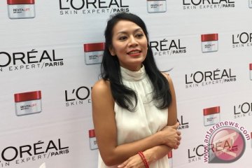 Kiat cantik Dewi Lestari, dari air hingga humor