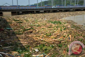 Bantaran Sungai Palu jadi tempat sampah raksasa