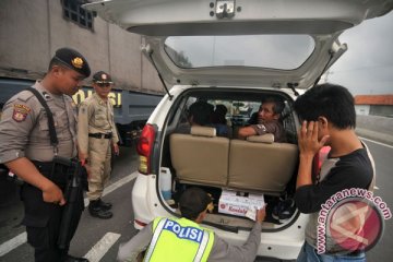 Polisi periksa kendaraan rombongan aksi 2 Desember dari Semarang