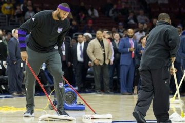 Kondisi lapangan tidak aman, laga Sixers kontra Kings ditunda