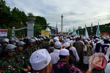 Massa saling mengingatkan agar tak injak rumput taman Monas