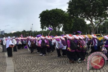 Hijaber ungu jalan kaki dari Ciamis untuk doa bersama di Monas