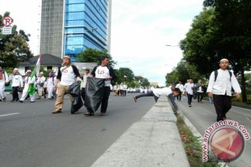 Peserta Doa Bersama bantu kumpulkan sampah