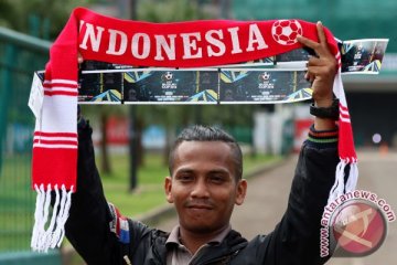 Para pendukung timnas Indonesia masuki Stadion Pakansari, Cibinong