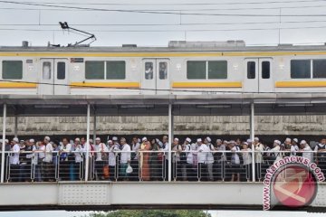 Volume penumpang KRL naik empat kali lipat di Stasiun Juanda hari ini