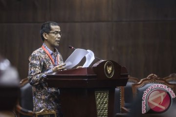 Saldi Isra disumpah sebagai hakim konstitusi