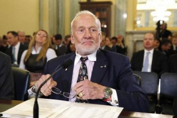 Kondisi Buzz Aldrin membaik berkat "David Bowie"